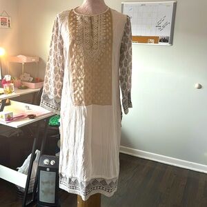 Size small kurti from Pakistan. Never worn! 100% lawn material very breatheble